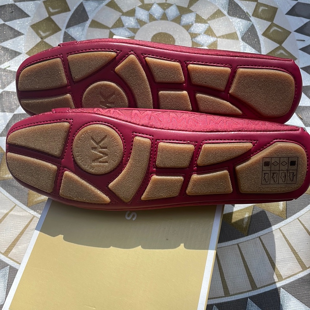 Michael Kors Lillie Flat Shoes size 7. - Picture 4 of 5